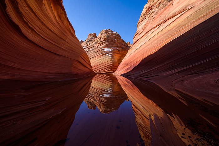 Скалы из песчаника, расположенные рядом с границей штатов Аризона и Юта, на плато Колорадо. Фотограф: Kenji Yamamura.