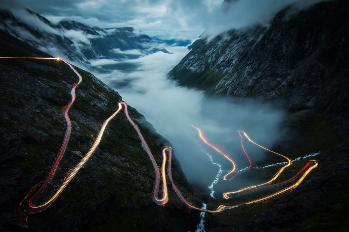 По горному серпантину, включающему 11 крутых поворотов, 4 моста и дороги, которые порой сужаются до ширины автомобиля, в скандинавской стране ездят ради интереса и восхитительных пейзажей. Фотограф: Christoph Schaarschmidt.