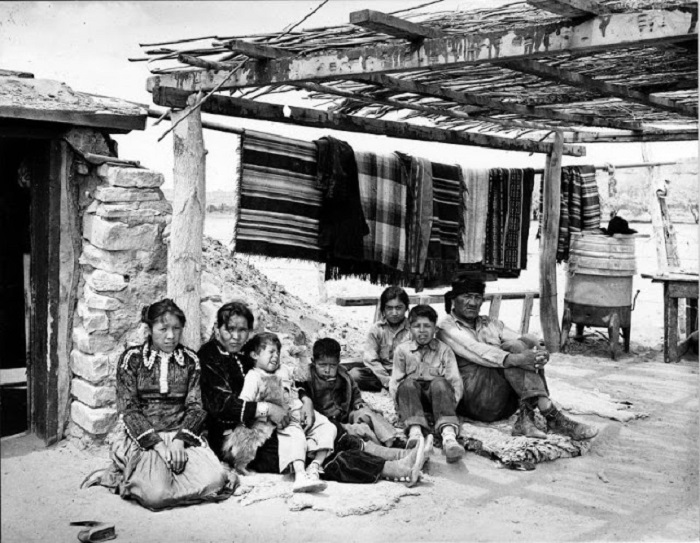 Семья Навахо в Аризоне, 1948 год.