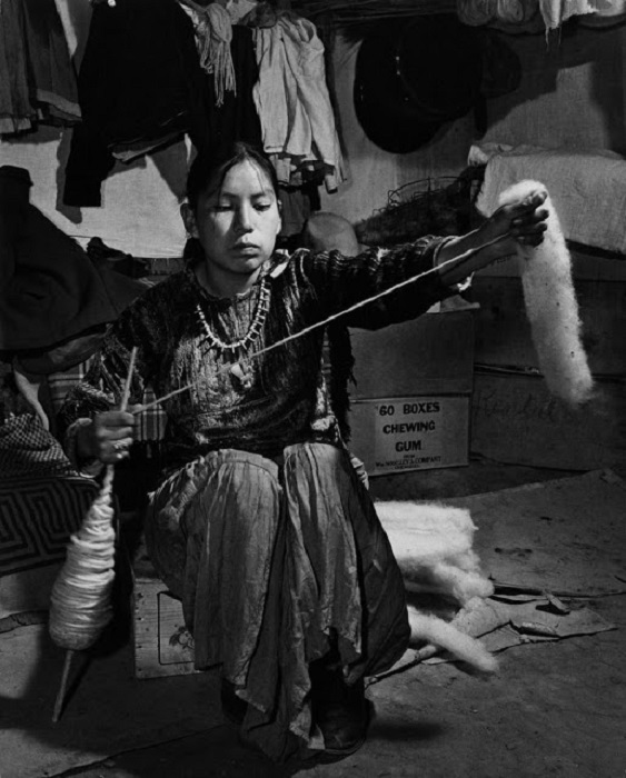 Девушка Навахо прядёт. Около Ганадо, Аризона, 1948 год 