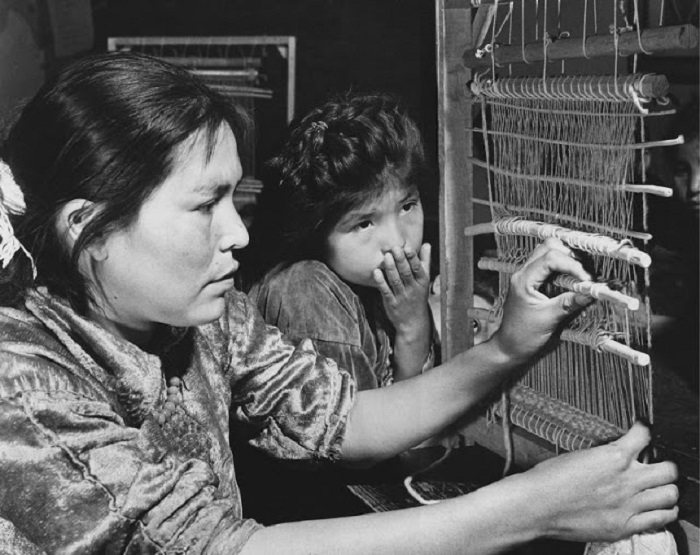  Девочка Навахо наблюдает за тем как её мать плетёт. Горы Навахо, Юта, 1948 год.
