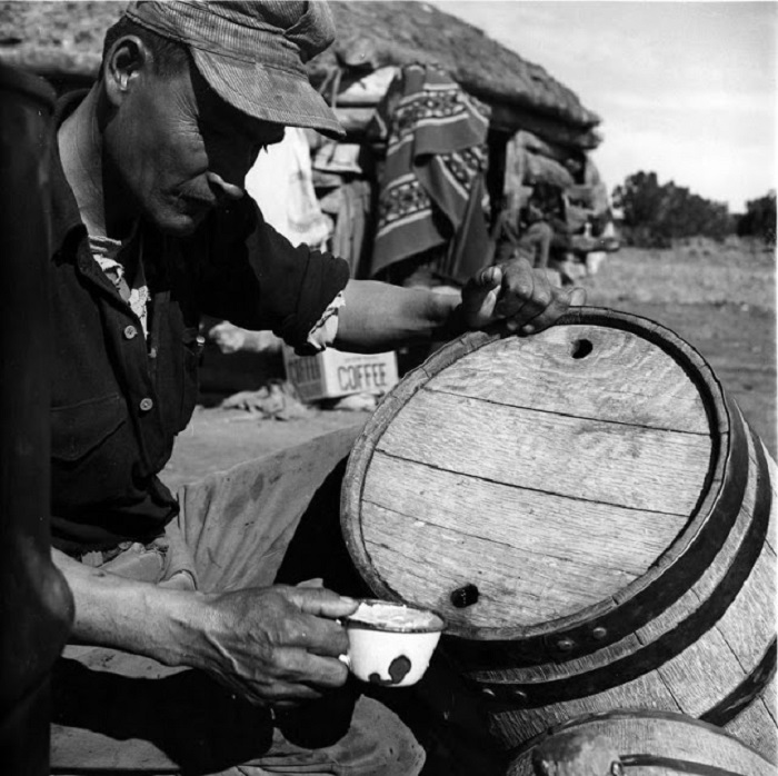 Мужчина Навахо набирает воду, 1948 год.