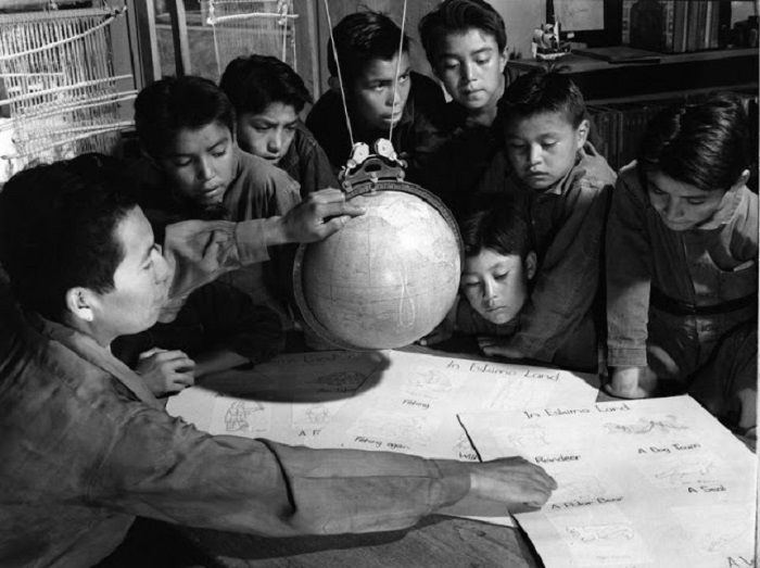 Урок в школе в горах Навахо. Юта, 1948 год.