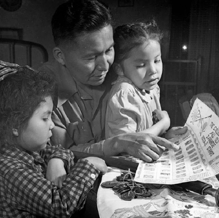 Ветеран Второй мировой войны показывает детям свою коллекцию японских марок и монет, 1948 год.