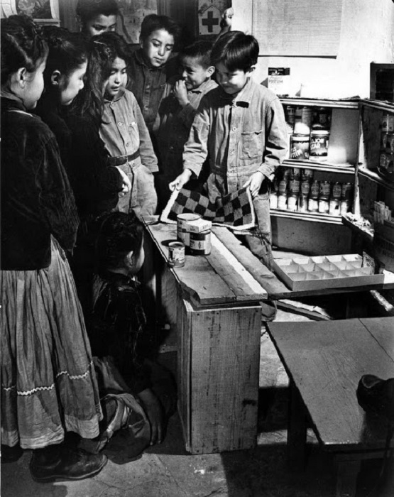 Ученики учатся торговле в школе Навахо. Юта, 1948 год.