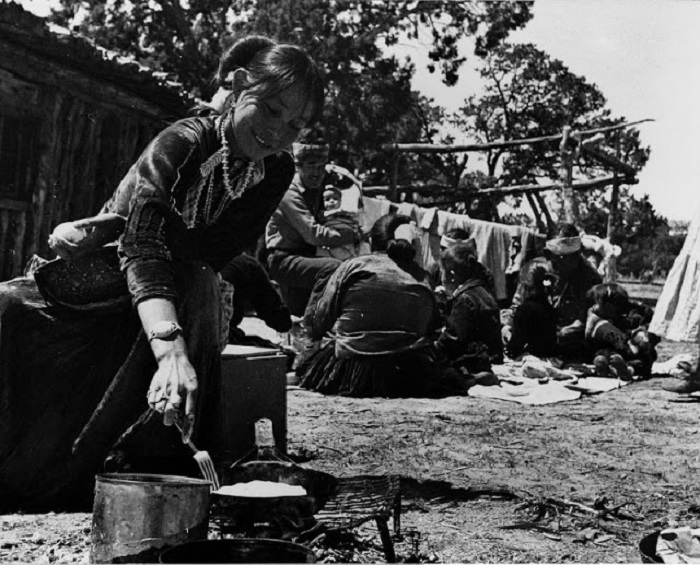 Элизабет Смит жарит хлеб. Около Ганадо, Аризона, 1948 год.