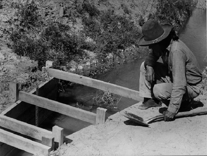 Крепление оросительной канавы. Около Моенаве, Аризона, 1948 г.