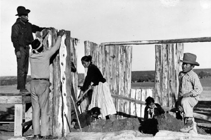 Семья Джима Смита, строящая хоган, недалеко от Ганадо. Аризона, 1948 год.