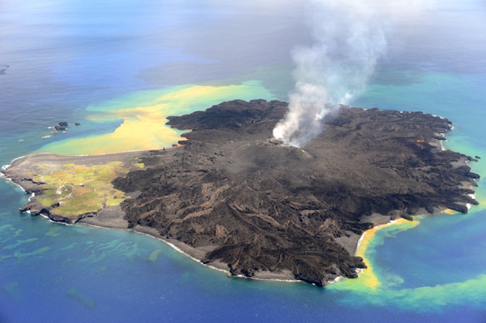 Остров образовался в результате извержения подводного вулкана, и постоянно растет.