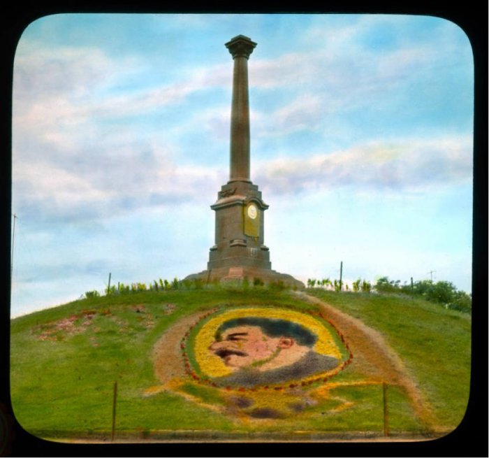 Портрет Сталина сделан из живых цветов.