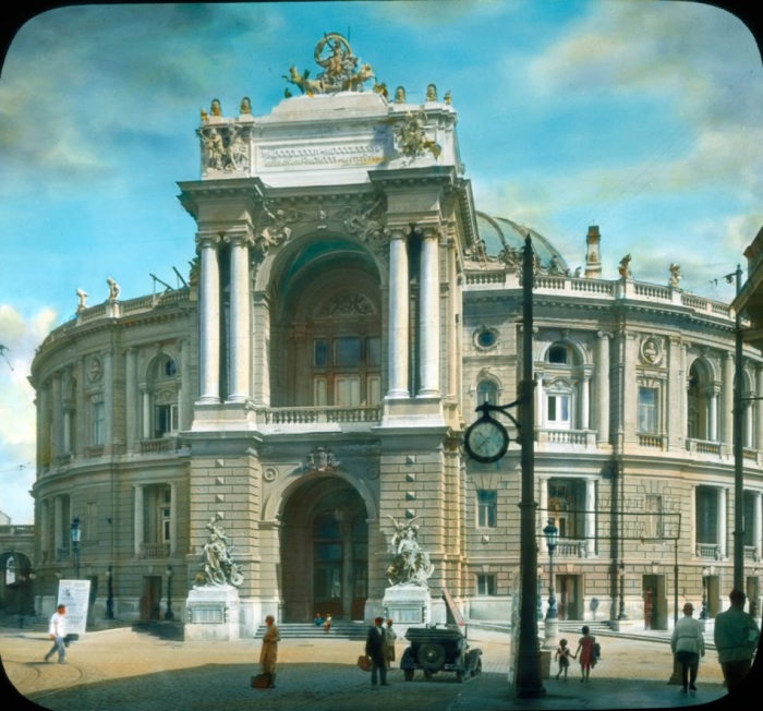 Национальный Академический театр оперы и балеты - визитка города.
