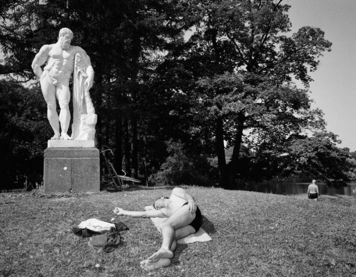 Отдыхающий мирно расположившийся у памятника, 1989 год.