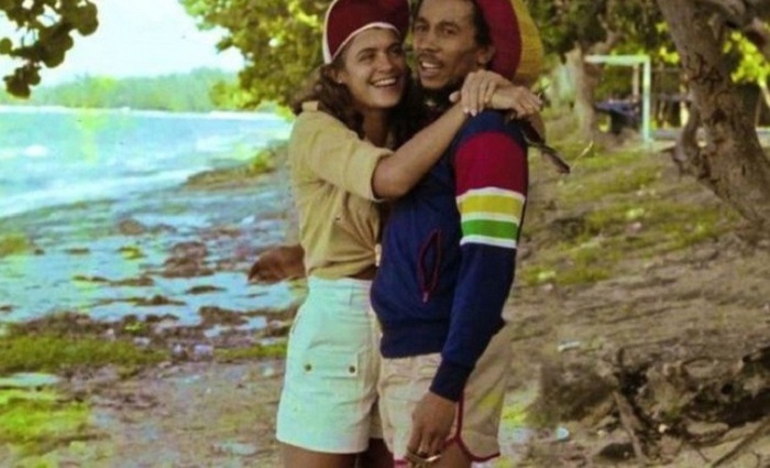 Боб Марли на пляже с «Мисс мира» 1976 года Синди Брейкспир, матерью своего сына Дэмиана Марли.