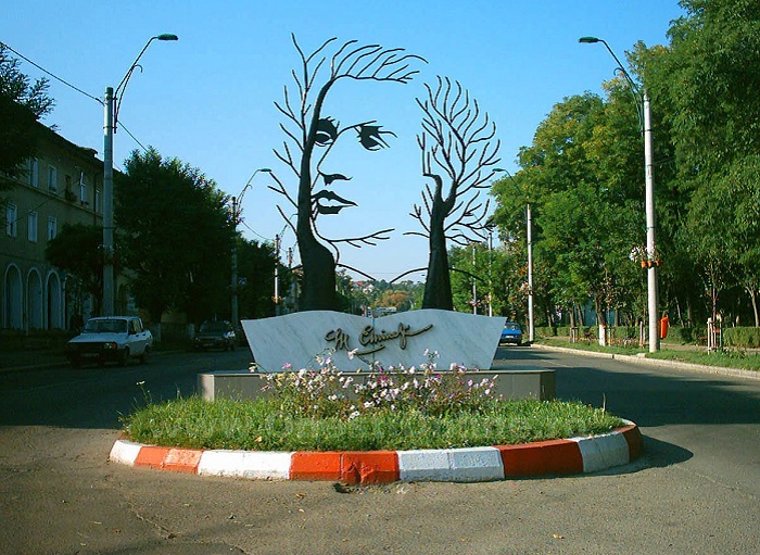 В честь румынского поэта установлена удивительная скульптура.