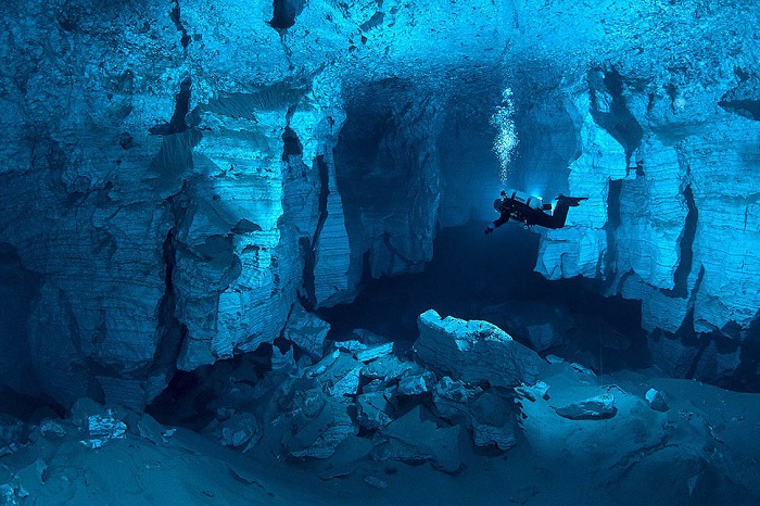 Пещера состоит из камер, длиной около 5-ти километров и считается самой привлекательной для аквалангистов.