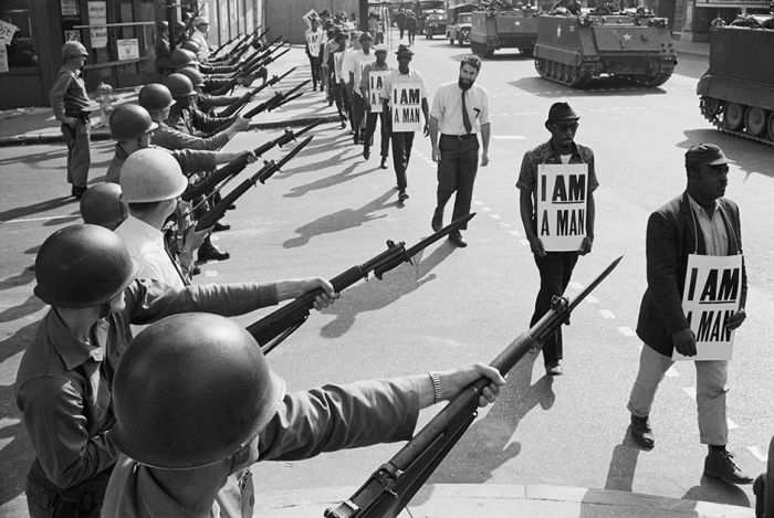 Войска Национальной гвардии США блокируют участников марша за гражданские права 29 марта 1968 года в Мемфисе.
