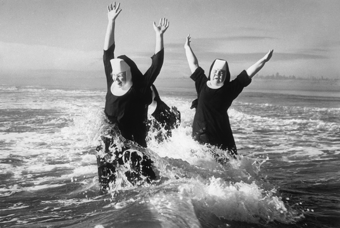 Монахини плещутся в океане на Восточном побережье.