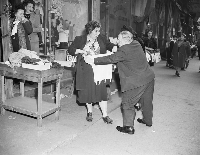 Примерка в магазине белья. США, Нью-Йорк, 1946 год.