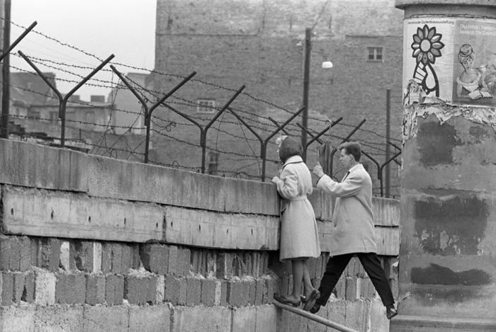 Разговор с родственниками через Берлинскую стену.
