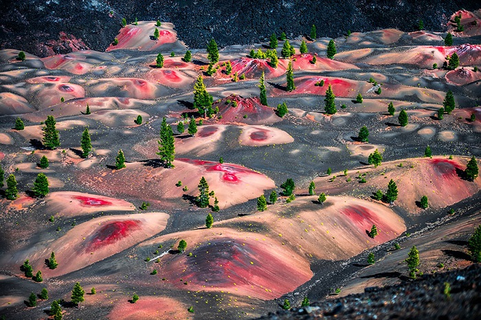 Многоцветные дюны, состоящие из слоев окисленного вулканического пепла.