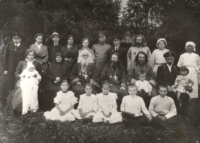 Протоиерей в кругу своей семьи и близких знакомых. Фото 1917 года.