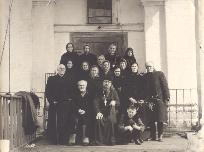 Иерей Ткачёв с прихожанами напротив входа в Знаменский храм в селе Красное.