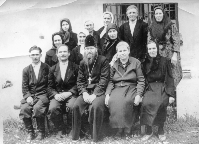 Владимир Ткачёв с прихожанами около на территории храма.