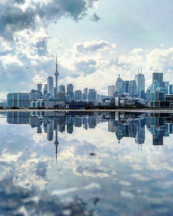 Одна из самых высоких в мире телебашен, которая возвышается над зданиями и видна из любой точки города, является гордостью Торонто.
