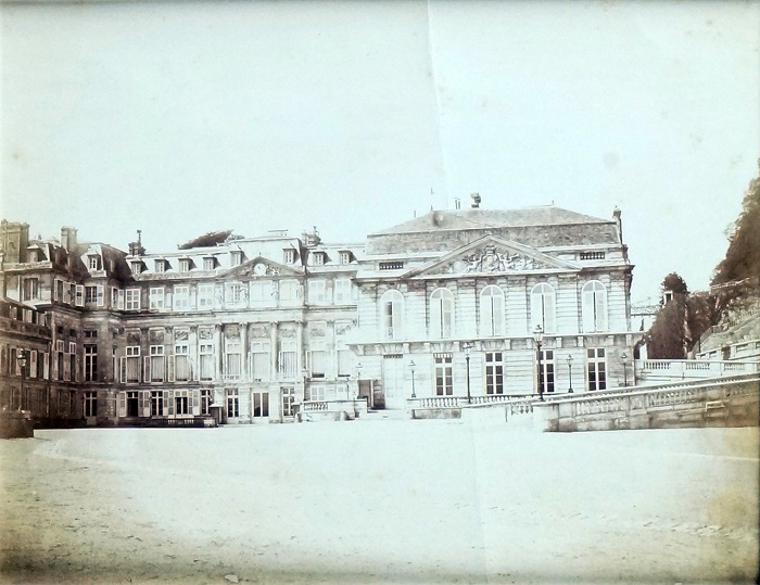 Из окон дворца открывался панорамный вид на Сену, а также саму столицу Франции.