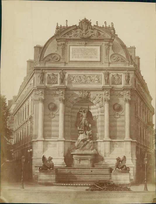 Монументальный фонтан, изображающий архангела Михаила, попирающего змея-дьявола.