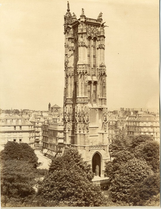 Башня-колокольня, построена в стиле «пламенеющей готики».