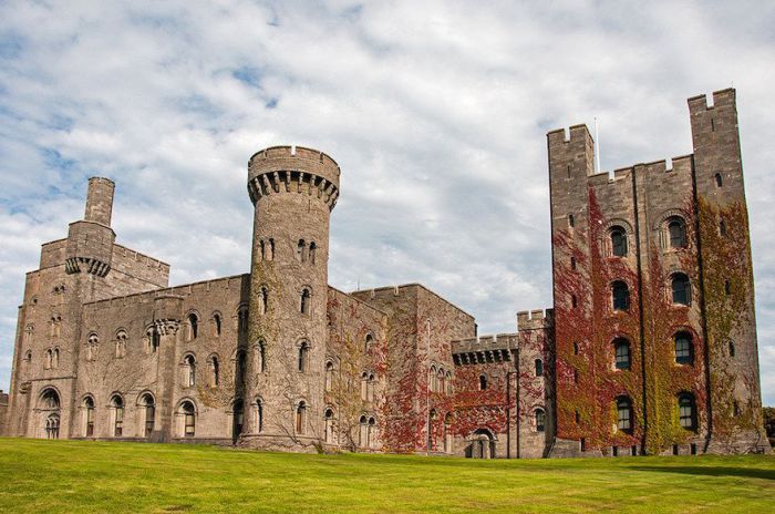 Один из наиболее примечательных норманских замков Великобритании.