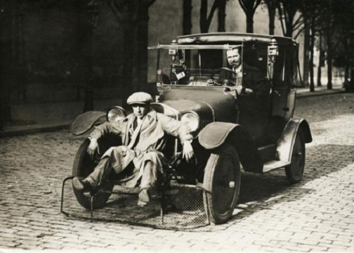 Автомобиль с лопатой для пешеходов, для сокращения числа жертв (1924 год).