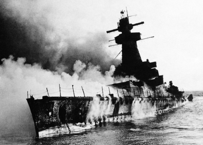 Горящий в устье реки Ла-Платы крейсер «Адмирал граф Шпее» после взрыва командой.