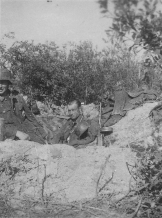 Два немецких солдата с трофейным ППШ в окопе у деревни Полунино, Калининской области.