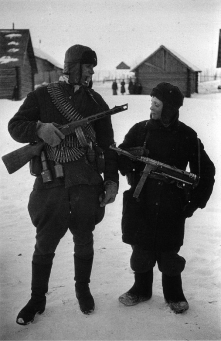 Подросток с трофейным немецким пистолетом-пулеметом MP-40.
