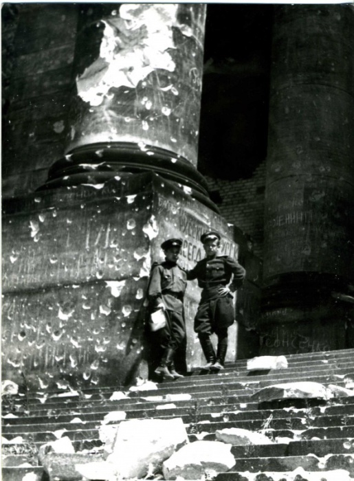 Советские офицеры на ступеньках Рейхстага.