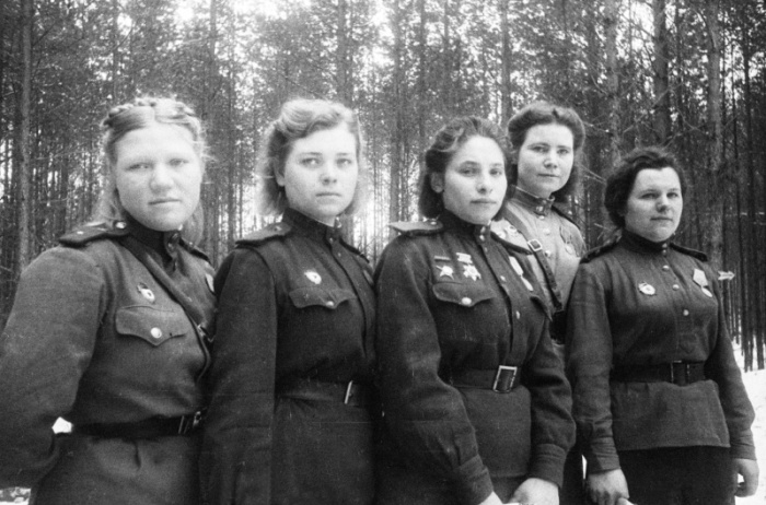 Девушки в день 8 марта 1944 года.