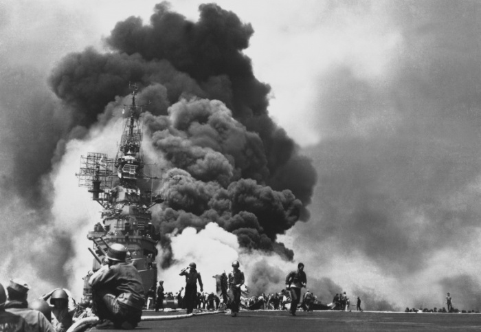 Горящий авианосец после двух атак японских камикадзе, произведенных с интервалом 30 секунд. Богибли 372, получили ранения 264 военнослужащих.