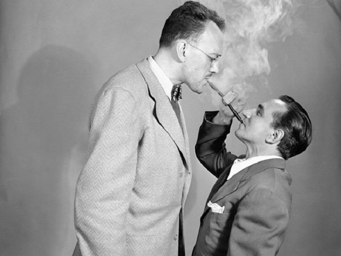 Трубка 1949 года выпуска, для экономии табачного дыма, позволяющая курить сразу двоим.