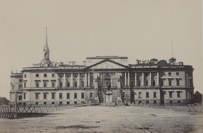 Императорский дворец в центре Петербурга, построенный по заказу императора Павла I.