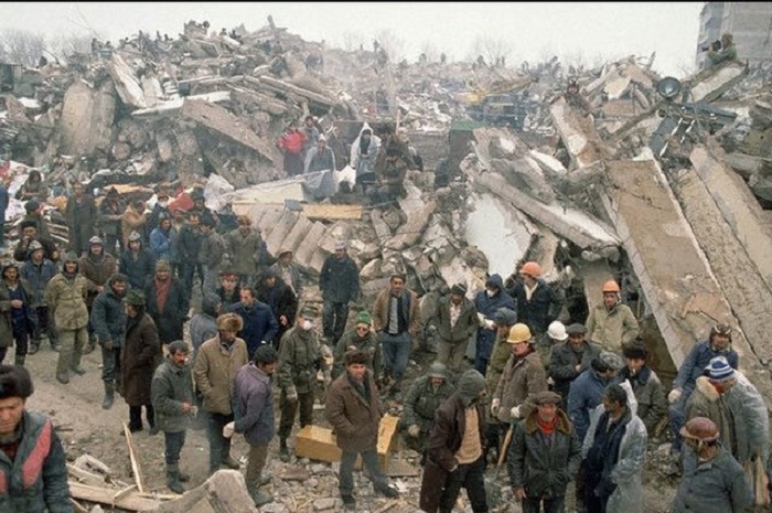 Ужасное землетрясение, которое за полминуты полностью разрушило город, оставило после себя жуткие руины.