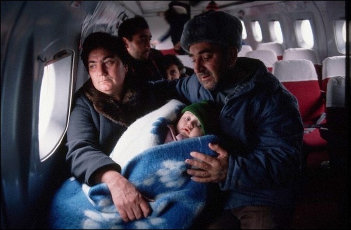 Эвакуация людей, которые выжили после землетрясения, произошедшего в декабре 1988 года в Армении.