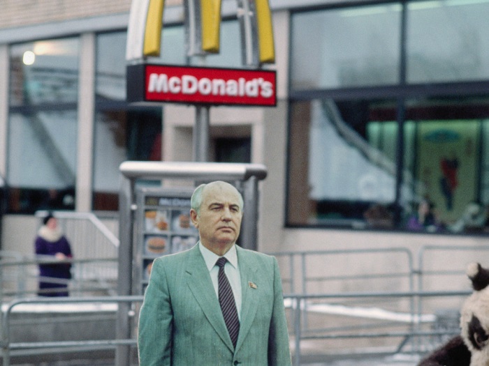 Михаил Горбачев позирует на фоне первого открывшегося в Москве ресторана быстрого питания «Макдональдс».