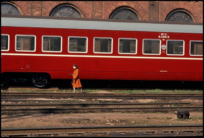 Одинокая женщина на одном из железнодорожных вокзалов Вильнюса.