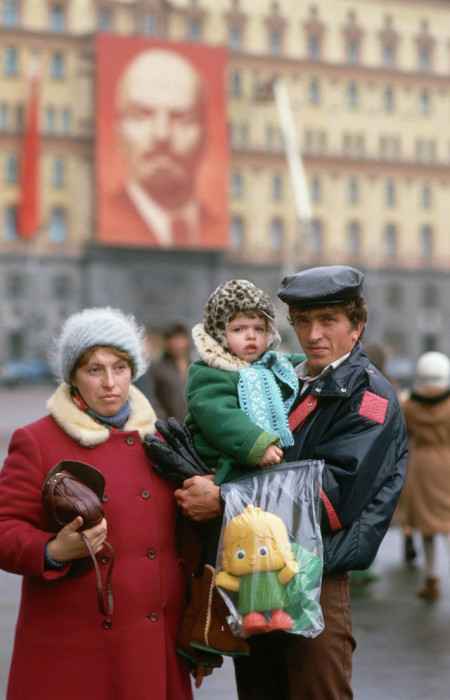 Жители столицы прогуливаются по Красной площади в Москве во время праздника.