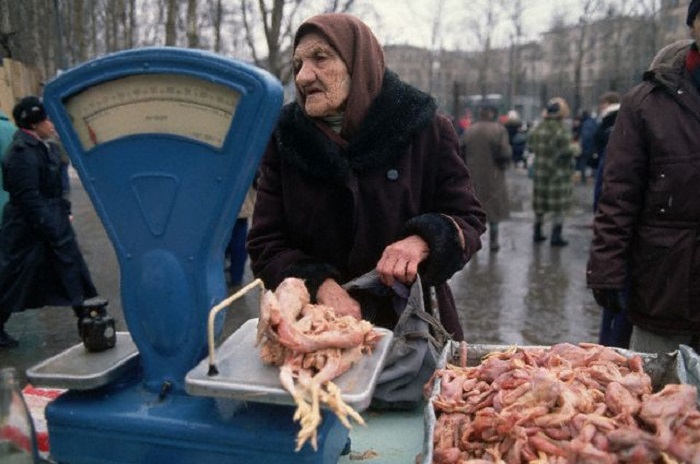 Старушка делает покупки на одном из продовольственных рынков Москвы.