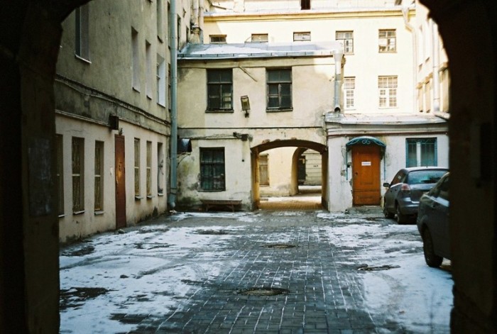 Питерский дворик, где-то в исторической части города.  