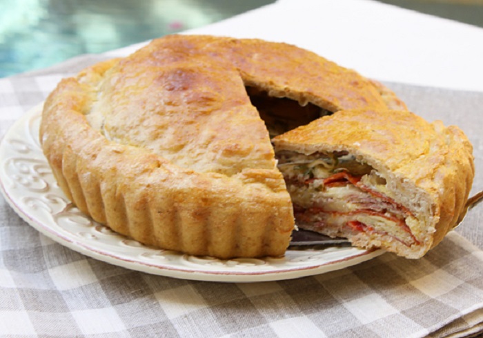 Двухслойный пирог с обилием начинки, который пекут хозяйки южной Италии к пасхальным праздникам.