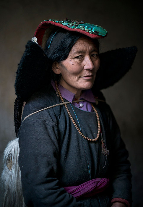 Представительница этнической группы в традиционном одеянии.